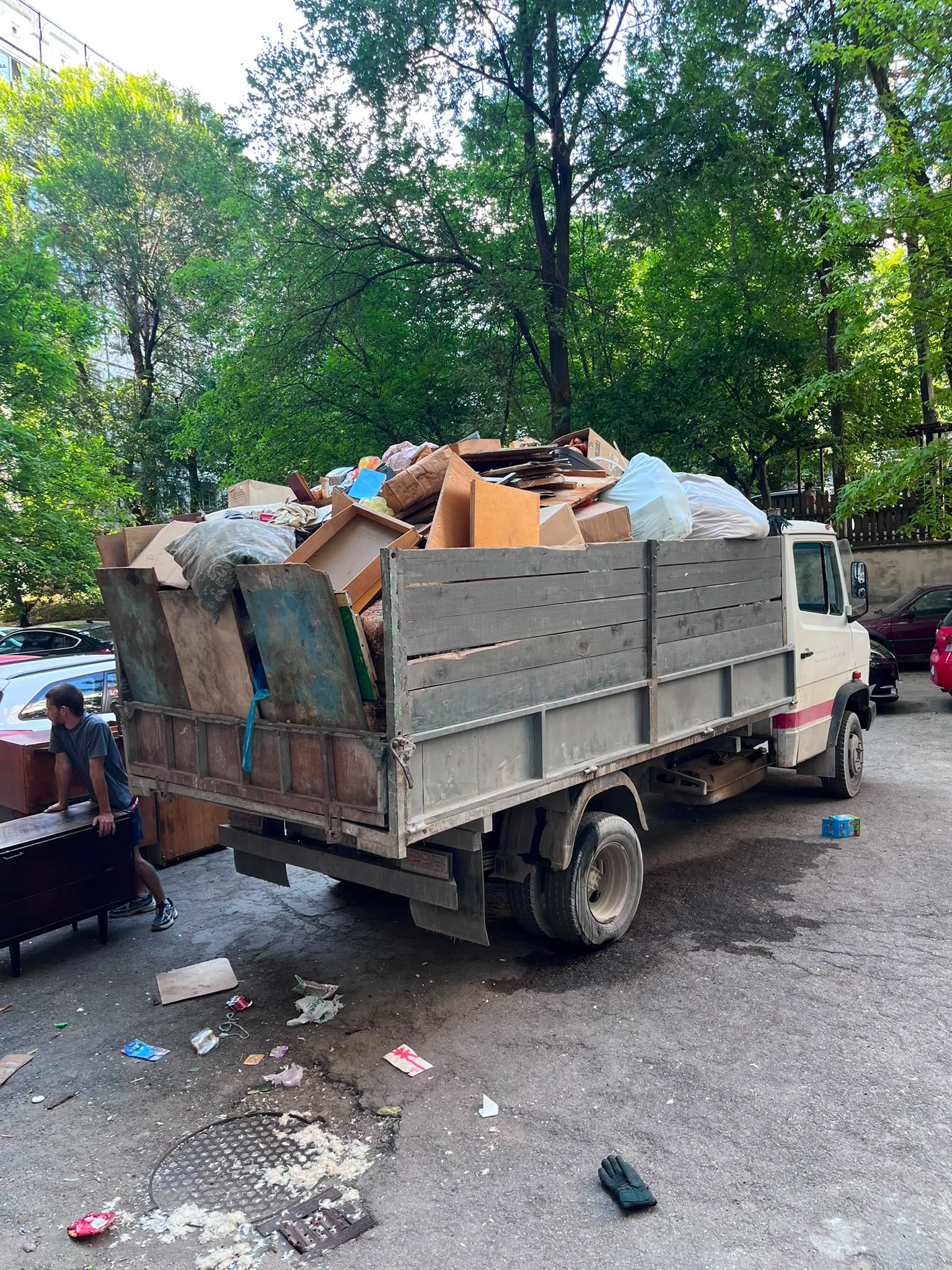 Camion încărcat cu mobilă veche și deșeuri, pregătit pentru evacuare
