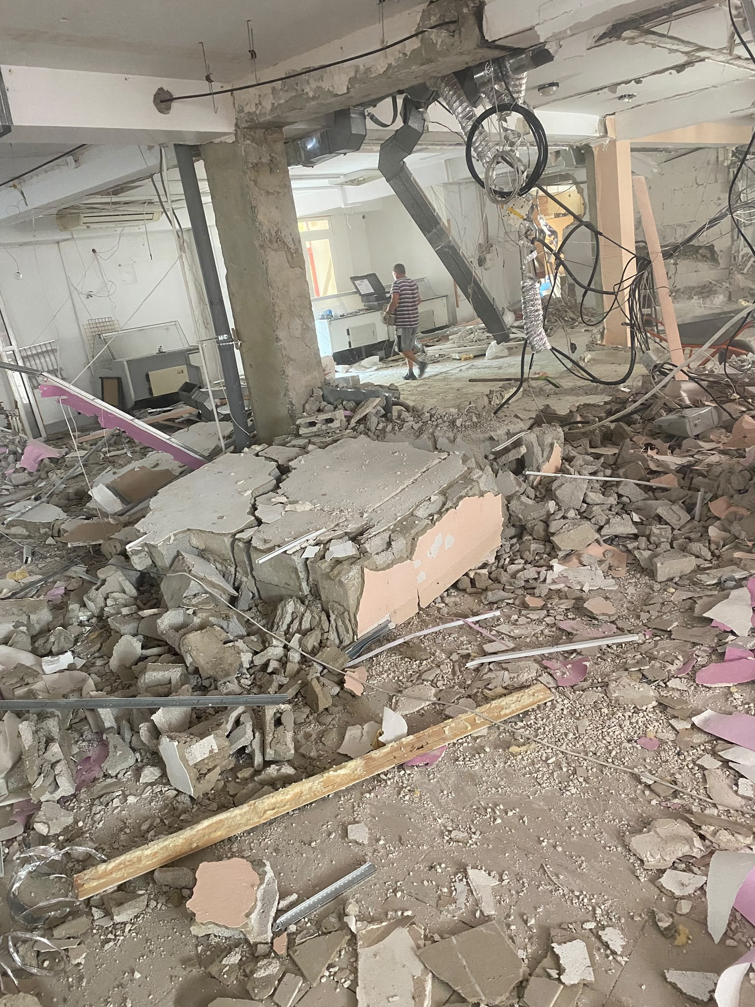 Spațiu comercial demolat: tavane deschise, tubulatură de ventilație și moloz pe podea